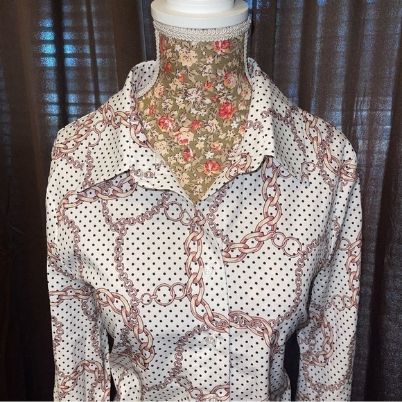 NWOT Chain Print Blouse 5️⃣✖️3️⃣0️⃣ - Picture 3 of 11